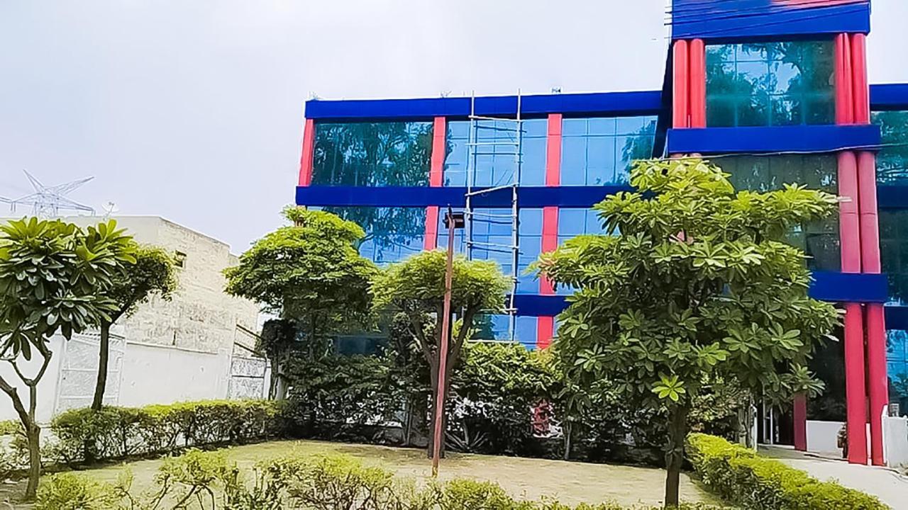 Dadri Roomshala 110 Hotel Mulaqaat - Shiv Nadar University מראה חיצוני תמונה